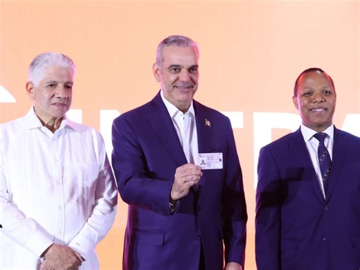 Presidente Abinader recibe nueva licencia de conducir