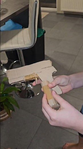Mon fils a fabriqué un pistolet en papier pour jouer #pistolet #enpapier #creatif #enfant #jeu