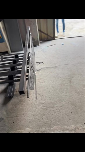 Escalier limon central avec rampes découpées au laser en cours de fabrication ✅ pour plus d’informations Contacter Nous sur:📞:50438449/51848366 Ou communiquer nous vos plans sur📧:ntf.entreprise@gmail.com📍 Zone industrielle,sidi rsig rue de la chimie ￼#societeéntf #ironforge #entrepreneur #deco #industrialdesign #building #ironforged #architecturedesignstudio #aluminum #staircase #gardcor #metalstaircase #customstaircase #staircasedesign #gardcor #slidingdoor #customstaircase #ironforged #open