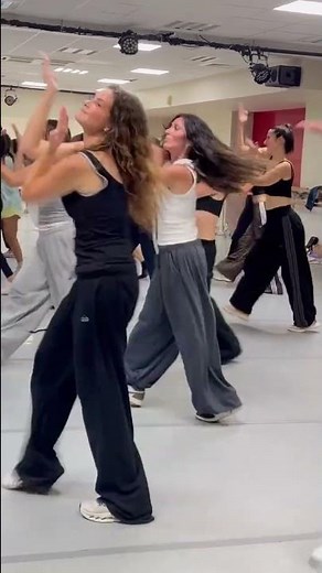 Viral Dance Shorts 💃 Amazing Female Dance Performance Trending Song