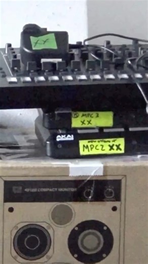 Powrót The xx jest już pewny. Będzie nowy album i koncerty! 🥳 Po kilku latach milczenia The xx ogłaszają swój wielki powrót. Zespół, który ostatni raz wystąpił na żywo w 2017 roku, ponownie zjednoczył się na scenie podczas LIDO Festival w Londynie. Ich obecność na ogłoszeniu line-upu festiwalu Coachella 2026 potwierdziła, że powracają na scenę w pełnym składzie. Na Instagramie zespołu pojawił się post: “Picking up our instruments again. See you in the desert?” co wzbudziło ogromne emocje wśród 