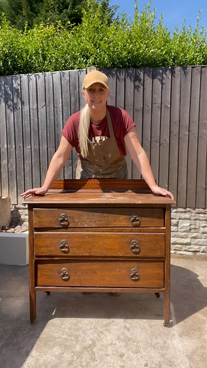 ⬇️Products used ⬇️ ✅ Remember to save this list for later ✅ 📌Varnish remover Homestrip eco friendly non toxic and still strong 💪🏻 📌Paint wash Frenchic Paint Salt of the Earth mixed with water ( 70% water 30% paint ) 📌 The design on the sides @frogtape Yellow ( delicate) @Frenchicpaint Blackjack paint wash and Frensheen powders Gorgeous Gold and Sexy silver mixed with finishing coat 📌Varnish @polyvine wax finish You can find step by step info on how to strip, paint wash and varnish over Wil