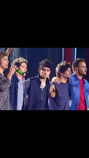 Best Song Ever - San Siro Stadium . . . . . . . #onedirection #popmusic #musicapop #harrystyles #zaynmalik #niallhoran #louistomlinson #liampayne #pop #11yearsofonedirection #12yearsofonedirection #12yearsof1d #fy #foryou