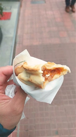 Empanada de carne cortada al cuchillo por 1100