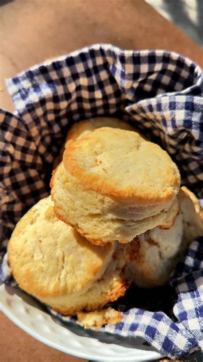Receta de Bisquets Estilo Americano con Mantequilla