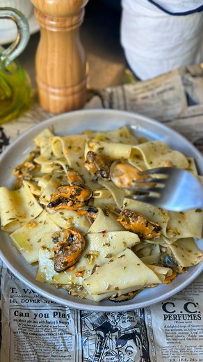 Sofia Misabishvili on Instagram: "Smoked Mussel Pasta Fresh mussels are generally available, but smoked mussels present a tasty alternative and are available in tins or jars. Ingredients: •Olive oil 2 tbsp •1 small onion •2 cloves garlic •1 tsp red pepper flakes •2 tbsp butter •Small bunch of fresh parsley •Smoking mussels 125 g •Pappardelle pasta 340 g •White wine 200 ml Bring a large pot of water to a rolling boil. When the water reaches a rolling boil, add 2 tablespoons of Kosher salt, stir; 