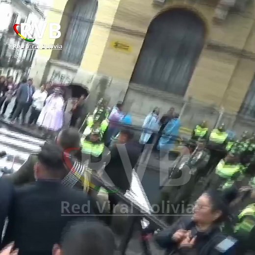 443K views · 5.4K reactions | Una vez concluido el mensaje presidencial, el general Augusto Russo, abandonó rápidamente el edificio de la Asamblea Legislativa Plurinacional. Su nombre fue mencionado por el ahora vicepresidente Edman Lara, quien lo acusó de un presunto abuso de poder Via: la verdad noticias | Red Viral Bolivia | Facebook