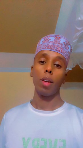 Funny Somali Woman Stuck on Shop Shutter | Comedic Video