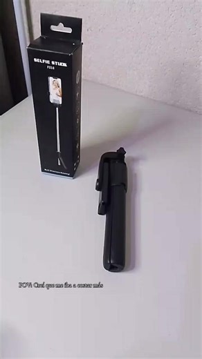 Compatibilidad versátil: Compatible con iOS 5.1 y Android 4.3 o posterior Control inalámbrico: Equipado con Bluetooth 3.0 para control remoto dentro de un alcance de 10 m Diseño portátil: Se ajusta fácilmente de 186 cm a 700 cm para facilitar el transporte y su uso Estabilidad mejorada: Incluye un trípode para selfies estables y transmisión en vivo Iluminación integrada: Cuenta con una luz de relleno para mejorar la calidad de las fotos Material duradero: Hecho de aleación de aluminio resistente