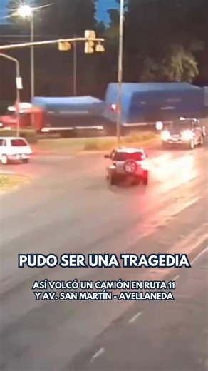 Difundieron el video del vuelco del camión en el ingreso a Avellaneda La Municipalidad de Avellaneda dio a conocer las imágenes del momento en que un camión tumbó su acoplado cargado con girasol en el ingreso a la Avenida San Martín. El hecho ocurrió alrededor de las 21:30 del viernes 23 de enero, cuando un camión Mercedes Benz 114 circulaba por la Ruta Nacional N° 11 en sentido sur y, al tomar la curva de acceso a la avenida, perdió el control del acoplado, que terminó volcado sobre la calzada.