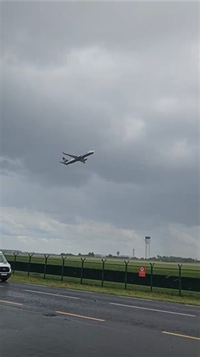 ✈️ This Boeing 737 sounds absolutely insane 🔈 #aviation #boeing737 #takeoff #airplane