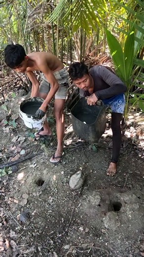 Secret Technique To Catch a crab in the Hole Using a Mud! 😱