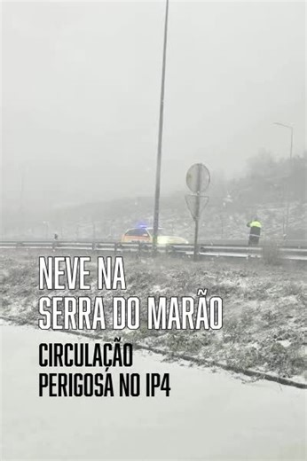 NEVE NA SERRA DO MARÃO CONDICIONA CIRCULAÇÃO ❄️ A queda de neve na Serra do Marão está a provocar fortes condicionamentos na circulação rodoviária, afetando o IP4 e a A4, que servem de ligação entre o Douro, Tâmega e Sousa e Trás-os-Montes. O acumular de neve e a formação de gelo no pavimento obrigam a cuidados redobrados, com trânsito condicionado e possibilidade de interrupções temporárias. ⚠️ Evite deslocações não essenciais 🚗 Respeite a sinalização no local 🌡️ Frio intenso e risco de gelo 