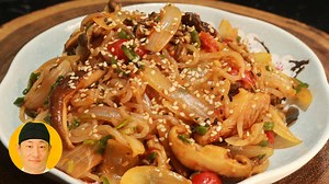 Macarrão shirataki da raiz Konjac. O shirataki, também conhecido como macarrão de konjac, é um tradicional tipo de massa, encontrado principalmente no Japão, na China e na Coreia. ... Konjac é uma raiz extremamente fibrosa, chamada cientificamente de Amorphophallus konjac, formada quase que 100% pelo tipo de fibra Glucomannan. | Receitas do Kazu