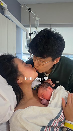 Our birth story 🤍 On Tuesday morning I woke up to some blood (bloody show!) and went to the hospital around 5pm just to check how baby was doing. I was 2–3cm dilated so they sent us home and told me I could go into active labour either the next day… or literally next week. So we went to the mall to walk around and buy hot chocolate and pizza 😂 I kept having these period/poo cramps (which I now know were contractions LMAO). They kept getting stronger & closer together and eventually hit the 5-1