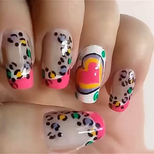 526K views · 10K reactions | Hoy te traigo un diseño con mucho color.❤️❤️❤️ Para la uña principal realizamos corazones y puntos en varios colores❤️❤️❤️ para las otras uñas realizamos un francés en color fucsia y animal print con diferentes colores,❤️ | Mundo Manicura | Facebook