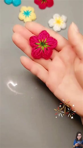 A simple and easy crochet rose project for beginners and professionals Ready to whip up some beautiful crochet roses? 🌹 This project is super beginner-friendly, so don't be intimidated if you're new to crochet! Even seasoned pros will find it a quick and satisfying make. You can use these little beauties to embellish everything from hats 🧢 to blankets 💖. Plus, they make adorable gifts for friends and family! #crochet #crochetlove #diyetteyiz | Her creativity