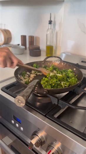 Some pans become instant favorites. The Deep Farmhouse Skillet has proven itself with 2″ walls that hold more: more pasta, more flavor, more memories around the table. Perfect for cozy fall dinners, from simple weeknight pastas to family feasts. | Smithey Ironware Company