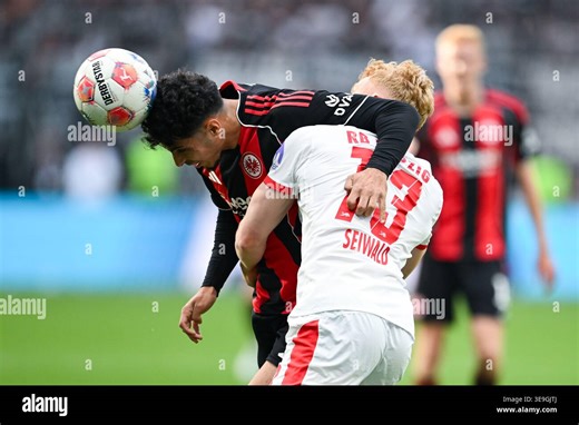 18 April 2026, Hesse, Frankfurt/M.: Soccer, Men: Bundesliga, Eintracht Frankfurt - RB Leipzig, Matchday 30, Deutsche Bank Park. Fares Chaibi (l, Eintracht Frankfurt) and Nicolas Seiwald (RB Leipzig) fight for the ball. Photo: Florian Wiegand/dpa - IMPORTANT NOTE: In accordance with the regulations of the DFL German Football League and the DFB German Football Association, it is prohibited to utilize or have utilized photographs taken in the stadium and/or of the match in the form of sequential im