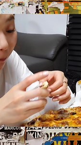 This dish features a Korean-style pizza inspired by "Jeonju Bulgogi Baekban" (Jeonju-style marinated beef set meal). The pizza is topped with seasoned bulgogi (Korean marinated beef) Bagian 13 | Hamzy Fans, mukbang ASMR