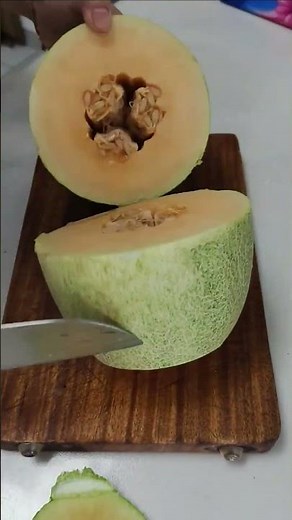 Cutting open a super sweet juicy Hami melon! #melon #fruit #sweet #foodie #summer