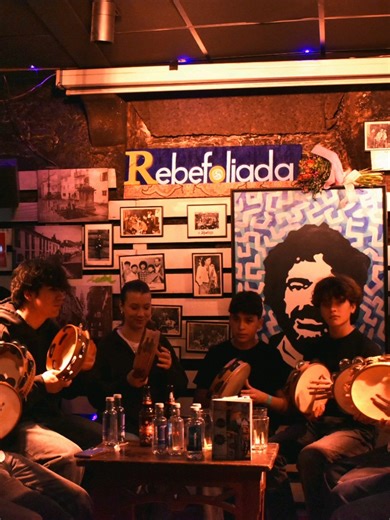 🎂 Onte o bebé Rebelico soprou a vela número 3! 🥹 . 💐 Festexámolo o sábado coa gran festa de aniversario na Casa das Crechas coa inigualable compañía dos Caramuxos do Fiadeiro, Os Melidaos, A Banda das Crechas e Os Enxebres de San Lázaro! 🌟🌟 . 🫂 Moitísimas grazas por acompañarnos un ano máis! Seguimos!!! 💫💫 . 🎶 Música: Pasodobre de Mallou, A Banda das Crechas . #rebelico #foliada #tradición #casadascrechas