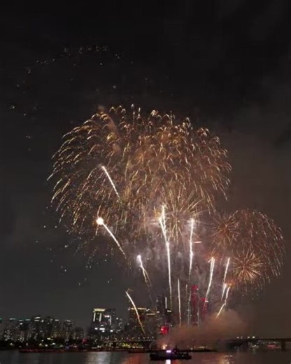 🎆✨ Seoul Fireworks Festival lit up the Han River sky tonight with pure magic! 🌌💜 Every burst was breathtaking, every color unforgettable. Did you enjoy the show as much as we did? 😍🔥 #SeoulFireworksFestival #HanRiverNights #SeoulVibes #autumninseoul #MagicalSeoul #visitseoul #fireworkshow #visitkorea #fblifestyle | Korean Topik