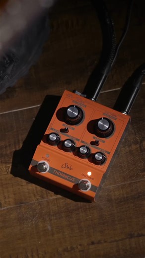 הכירו את פדאל החתימה החדש של איאן ת'ורנלי: ה-Suhr Thornicus Fuzz. מה שהתחיל כפאז בודד עם מתג אוקטבה, הפך למשהו גדול הרבה יותר. בהנחייתו של איאן ת'ורנלי, קווין סור תכנן מעגל שהתפתח לפאז דו-ערוצי עם שליטה עצמאית מלאה – מה שמעניק לנגנים שליטה טוטאלית על שני העולמות. 🔥 ערוץ 1: פאז קלאסי, סוסטיין עבה ורווי, עם ברייק-אפ חם וקטיפתי. 🔥 ערוץ 2: אוקטבה פאז, אוקטבה-פאז הנדחף לתוך הפאז הראשי, ליצירת מורכבות הרמונית נפיצה. לאחר שנים של ליטושים ודיוקים, ה-Thornicus Fuzz יצא לעולם כפדאל מהונדס בקפידה, ללא פש