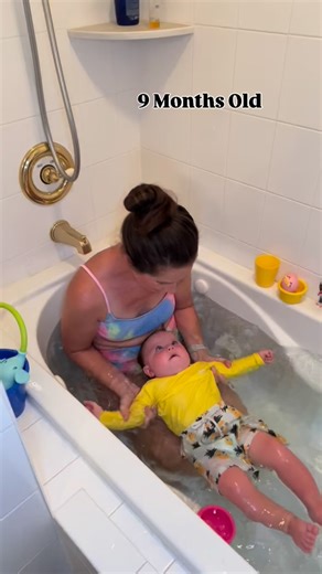 🛁💦 Tickle-T-Snap, My Friends! 🐠👶 The first sign your child understands how to use strength in the water? 👉 It’s with Tickle-T-Snap. 👋 To be safe, kids need more than just floaties — they need propulsion. It starts with learning to move on purpose, in the right direction. ✅ Want a major head start for pool time? Start arm mechanics in the tub. Yes — the BATHTUB. Here’s the breakdown: 🫧 Soft tickle. Soft T. HARD snap. This isn’t just splashing — it’s timing. ➡️ Tickle and T = loose fingers 