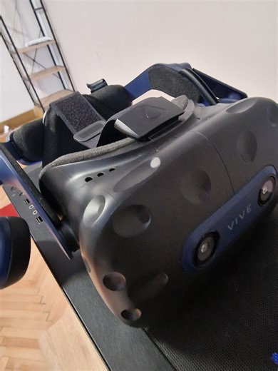 HTC VR Vive pro 2 headset sa svom opremom   HTC Wireless adapter
