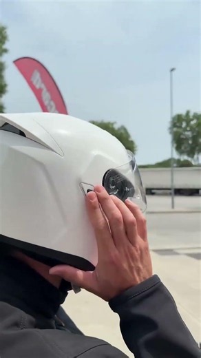 The world's quietest motorcycle helmet? 🎧 With AI