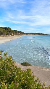 😍 Paradise vibes Noho Beach Club in Las Salinas! This winter, NOHO Beach Club Ibiza presents a delicious menu 🍴—a seasonal selection designed for colder days, with comforting dishes full of flavour and warmth. Think chickpeas with prawns and payés chicken and mushroom rice, perfect for warming up after a stroll by the sea. 🥂 The atmosphere? Simply unbeatable. And for New Year’s Eve, NOHO has prepared a special menu to bid farewell to 2025 in true Ibiza style. 💙 Las Salinas is magical all yea