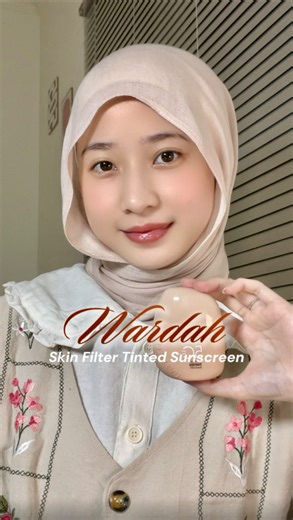 aul on Instagram: "finally nemuin sunscreen yang nggak ribet ‼️😽 Wardah Tinted Sunscreen yg gabungin perlindungan + skin tint dalam satu step. Teksturnya ringan, bantu samarin warna kulit, dan nyaman dipakai dari pagi sampai sore. Pas banget buat look natural tapi tetap terlindungi ☀️ Exclusive launch di Shopee 4–17 Februari 💛 @wardahbeauty #WardahTintedSunscreen #SunscreenWajib2026 #TintedSunscreen #WardahSOTYReview"