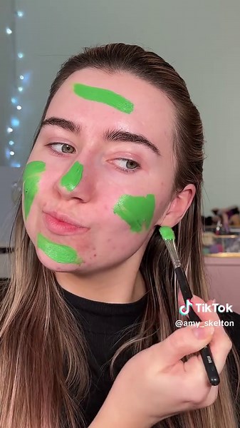 Hilarious Moments from Wicked: Amy’s Elphaba Kiss