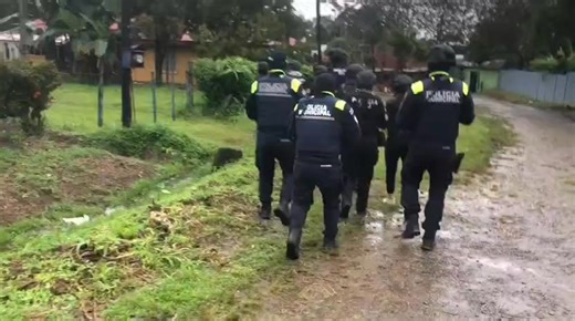 Con solo 15 años es detenido por venta de drogas en La Fortuna De acuerdo con el informe preliminar del OIJ, la investigación inició a principios de enero de este año, luego de que las autoridades recibieran información que alertaba sobre la posible comercialización de estupefacientes bajo la modalidad de narcomenudeo. 📌 Más información: https://scd.cr/WsxQ | sancarlosdigital.com