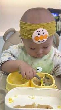 The human baby who obediently eats, immersed in hunger.