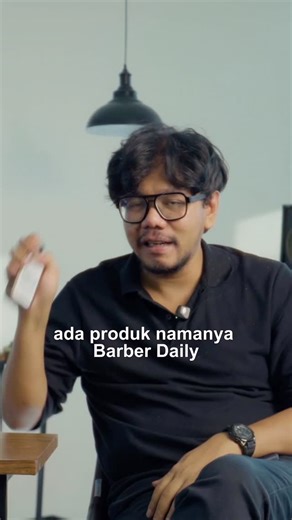 Ferry Irwandi on Instagram: "Kali ini gue bener-bener gak setuju sama statement ‘cowok maskulin itu gak boleh merawat diri.’ Mindset kayak gitu justru yang bikin toxic masculinity, pak! Kalau lu lagi cari face wash lokal yang low pH dan gentle, gue paling rekomen Barber Daily buat daily routine tanpa ribet."