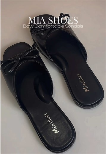 Fits perfectly even with ladies with wide feet. Loving the design and how comfortable it is! My new favorite flat sandals. #flatsandals #slipper #shoes #bowsandals #blacksandals