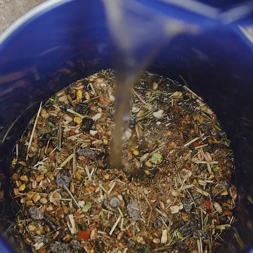 Do you want to learn how to prepare a delicious mash for your horse? 🍲 Follow these simple steps: 1️⃣ Weigh out the desired amount of mash. Not all mashes weigh the same, so measuring is important! 2️⃣ Place the mash in a feed bowl or bucket and slowly add the recommended amount of lukewarm water. The water-to-feed ratio may vary depending on the type of mash you're using. 3️⃣ Let the feed soak according to the instructions on the packaging. This will make it nice and soft, giving it that perfe