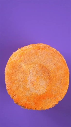 These Dosa Khakras are nothing like you've ever experienced. It's not your regular khakra, and it's certainly not your regular dosa. With every bite, you'll experience the delightful marriage of dosa and khakra flavours. 💥 It's like crunchy meets flaky, and crumbly meets perfection. 📦 Get a total of 33 disc like khakras in one pack 🌾 Made with the goodness of millets 🌾 Gluten free and a source of protein 🌍 The best of the South and the West, all in one glorious bite 🧀🍅 Available in two fl