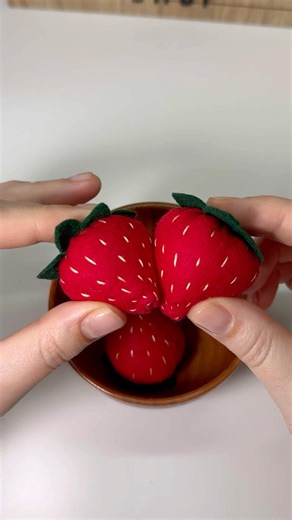 Felt strawberry sewing tutorial 🍓 Easy DIY craft #felt #diy #sewing #handmade #shorts