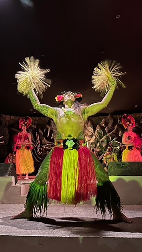 A traditional Hawaiian luau is an event not to be missed on your next trip to the islands! We visited the Legends of Hawaii Luau at the @hiltonwaikoloavillage on The Big Island and it was an incredible experience! With a breathtaking show, delicious food, and unlimited drinks and desserts, it is easy to see why luaus are so popular... but they aren’t cheap... Adult tickets start at $190, and kids start at $112. So you better go hungry (and thirsty) to get your money’s worth! Kids 2-4 only pay $2