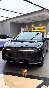 🔌🚘 ZEEKR 7X ♦️100kWh Long Range AWD Intelligent Driving Edition 2025 🏷️CMIMI OKAZION 🚢 Gati për Nisje Opsionet ekstra: Eksterior: • Ngjyra: Black • Black Pack Kit (roof racks, side skirts, logo të zezë) • ZEEKR Stargate Integrated Smart Lighting Canopy & Intelligent Auxiliary Interactive Lights • Dyer manuale (jo automatike) • Disqe 20” multi-spoke obsidian me kaliperë portokalli Interior: • Sedilje me lëkurë të plotë Gray Nappa • Seksion pas elektrik (reclining deri në 134°, mbështetëse këm