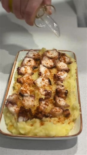 PEIXOS DUQUE on Instagram: "BENVINGUTS A LA CUINA DE PEIXOS DUQUE 🐟 Pota de polp cuita amb parmentier de pataca cremosa… una combinació brutal de sabor i textura 😍 Fàcil, elegant i perfecta per sorprendre. Guarda el reel, prova-la i etiqueta'ns! 🍽️🔥 ______________________________ 📲 Vols saber què tenim? Envia WhatsApp al 679 03 05 78 i rep la llista diària de peix i marisc fresc! 🐟🦐 🚚 A domicili o recollida a botiga! #ametllademarshopping #turismeametllademar #turismeperelló #gremidepeix