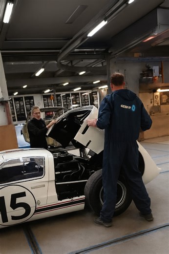 Voici comment nous prenons soin des voitures que vous nous confiez. Bien que neuve, pour que cette GT40 soit absolument parfaite pour le grand jour, notre ami et partenaire Le peintre carrossier s’en est occupé avec passion. Au programme : detailing complet et polissage dans les règles de l’art. Cette beauté prend aujourd’hui la route vers son heureux propriétaire. C’est toujours un moment magique que nous aimons partager avec vous. #shelby #carrollshelby #gt40 #fordgt40 #superformance #lemans19
