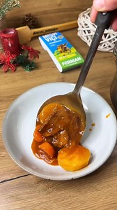 Gjellë me patate dhe mish 500gr mish#kuvilab 3-4 patate 2 karrota 1 qepë 3 thelpinjë hudhër 2 lugë gjelle melmesë 1 lugë gjelle piper të kuq 2 lugë gjelle niseshte 50ml salcë soja 1 lugë pastë domatesh 1 litër ujë Fillimisht skuqim mishin në të gjitha anët; Pastaj, shtojmë qepë,hudhër, melmesë dhe piper të kuq; I skuqim pak pastaj hedhim niseshten,salcën e sojës dhe pastën e domateve; I përziejmë dhe pastaj e mbulojmë me ujë dhe e lëmë të zihet në temperaturë të mesme. Ju bëftë mirë nëse e përga