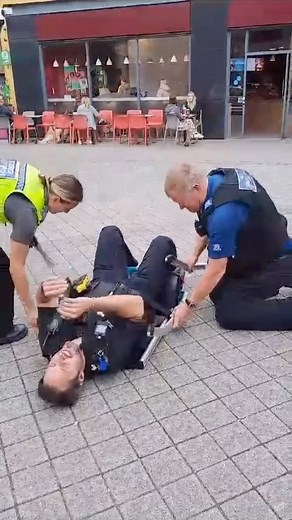 These Raizer Chairs are a fantastic edition to our first aid kits and are carried by all of our Tri-Service officers - a collaborative role between Devon & Cornwall Police, South Western Ambulance Service and Cornwall Fire & Rescue Service. This specialist chair enables officers to safely assist a fallen person from the floor to a seated position, in minutes. Thanks to our local neighbourhood team for helping demonstrate it at a recent Safer Cornwall event 💙💚❤️ #TriServiceOfficers #FirstAid #R
