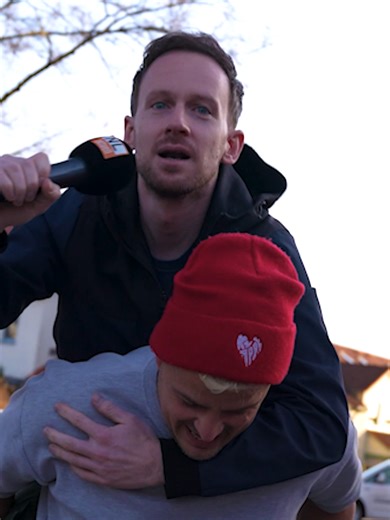 Von Cottbus bis zum Ballermann! Letzter Talk vor Start des Huckepack-Wahnsinns von Alexander Knappe und Timo Feiert! Morgen gehts los mit dem Weltrekordversuch. Knappe läuft dabei jeden Tag einen Marathon, Timo...feiert und begleitet unseren Cottbuser Sänger mit Musik und Bollerwagen. Außerdem im Gepäck: Ein neuer Song der beiden ganz im Ballermann-Stil und eine Spendenaktion. Den ganzen Wahnsinn könnt ihr ab Beginn nonestop live bei Twitch verfolgen. Die erste Etappe startet morgen vor dem Anpf