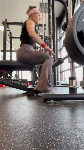 Lisa Meiswinkel - IFBB Pro | NPC Posing & Lifestyle Coaching on Instagram: "RECOVERY PHASE 👉🏼 there is no muscle failure - it’s about a bit pump & muscle mind work 👉🏼 it’s about blood flow but “less intense” 👉🏼 it’s about getting better in the technique & muscle mind connections 👉🏼 it’s about releasing muscle tension after 19 month prep that followed the hard working offseason (so after two year intense work for body and mind) 👉🏼 it’s about relaxing the mind 👉🏼 it’s about healing the