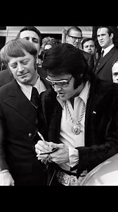 He adored his fans so much 🩷🩷 Imagine constantly being bombarded for your time but ALWAYS being gracious and making time for your fans and the ones who loved you. Forever grateful and amazed at the humbleness and kindness of our king. Always unmatched 🩷🩷🩷🩷 @top fans Elvis Presley Fans TCB #elvispresleyfanstcb #Elvis #ElvisPresley #elvispresleyfans | Elvis Presley Fans TCB